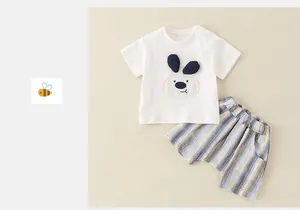 Détails de l'ensemble d'été bébé avec t-shirt chiot blanc et short en coton rayé