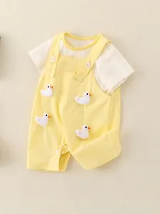 Ensemble d'été bébé deux pièces avec T-shirt blanc et salopette jaune à motif canard