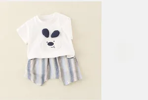 Détail du t-shirt bébé avec broderie chien et short à rayures en coton doux