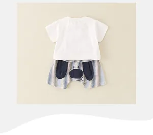 Détail d'un ensemble bébé d'été avec short en coton et broderie tête de chien mignonne