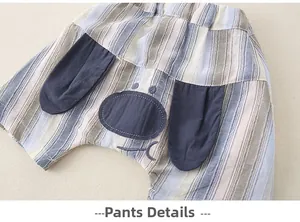 Détail du short rayé pour bébé avec un motif de visage de chien de dessin animé au dos