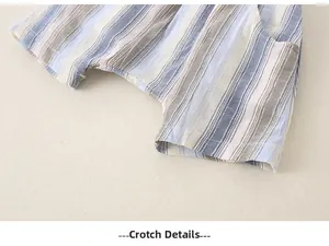 Détail de l'entrejambe du short enfant en coton et lin avec motif à rayures verticales