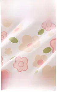 Dettaglio in maglia di cotone morbido con stampa floreale macaron conforme alla Classe A