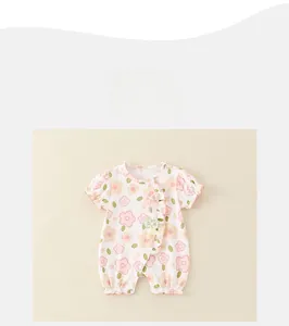Dettaglio body neonato a fiori con fiocchi in tulle 3D e rifiniture di maniche a pieghe