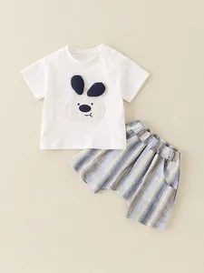 Ensemble d'été pour bébé avec t-shirt blanc chiot et short à rayures bleues