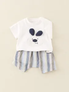 Ensemble été bébé avec t-shirt blanc à motif chien et short court rayé
