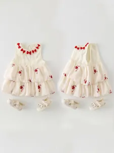 Robe bébé en coton sans manches avec broderies rouges et sandales d'été assorties