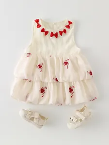 Ensemble d'été bébé fille avec robe en dentelle à nœuds rouges et sandales assorties
