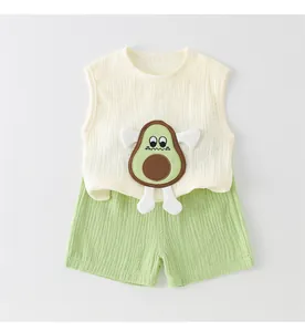 Detail van baby-zomerseti met katoenen wafelstof en avocado-borduurwerk op het vestje