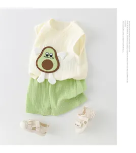 Detail van katoenen zomerzetje voor baby's met 3D-avocadopatch en mousseline stoftextuur