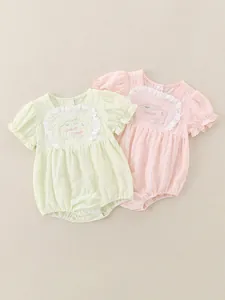 Pagliaccetto neonata con maniche a sbuffo e ricamo a nuvola in colori pastello