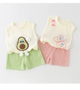 Detailweergave van mouwloze katoenen gaas zomeroutfits met avocado- en vlinderborduursels