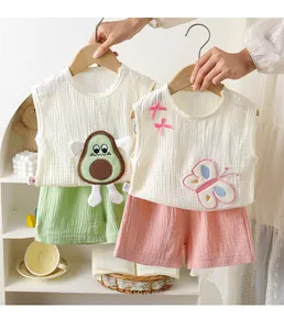Detail van ademende katoenen mousseline mouwloze sets voor baby's in zachte kleuren
