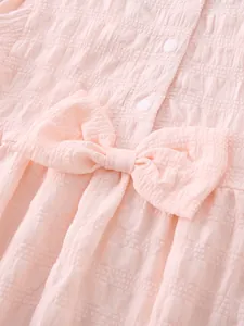 Pagliaccetto rosa per neonata in seersucker con grande fiocco e bottoni bianchi