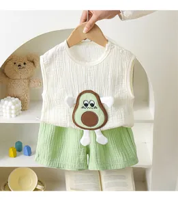 Detail van baby katoenen gaas set met 3D avocado patch en handige schouderknopen