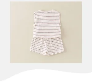 Dettaglio del set neonato in cotone a righe con canotta e pantaloncini coordinati