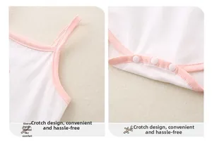 Dettaglio del body in cotone per neonati con spalline morbide e bottoni a pressione
