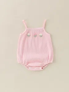 Rosa gerippter Baby-Body aus Baumwolle mit 3D-Blumenstickerei und Druckknöpfen