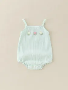 Baby-Body in Minzgrün aus Rippstoff mit Blumenstickerei und Druckknöpfen für den Sommer