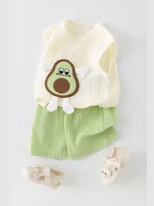 Zomers katoenen setje voor meisjes met crèmekleurige top, avocado-patch en groene short