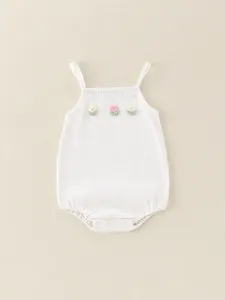 Baby-Body aus Baumwolle in Weiß mit Blumenstickerei und praktischem Druckverschluss