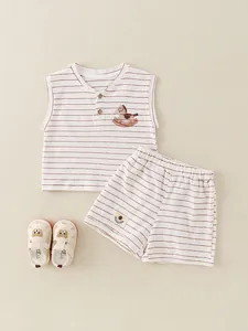 Completo due pezzi in cotone a righe per neonato con gilet senza maniche e pantaloncini