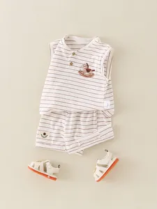 Completo estivo da neonato in cotone a righe con canotta, pantaloncini e sandali