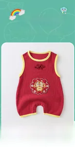 Détail d'un body d'été pour bébé avec broderie de dragon rouge et boutons chinois