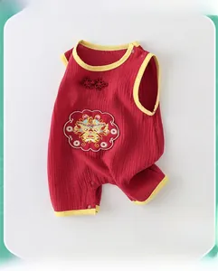 Détail d'un barboteuse rouge pour bébé avec nœud chinois et broderie de dragon chinois