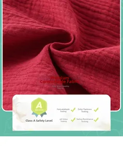 Vue détaillée du tissu en crêpe de coton rouge doux de classe A pour bébé en été