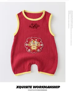 Broderie détaillée de dragon sur un barboteuse pour bébé en coton rouge avec bouton