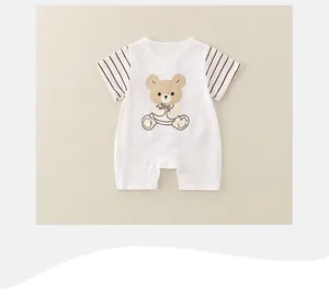 Detalle de mameluco de verano para bebé en algodón con lindo estampado de oso de dibujos