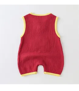Vue détaillée du body bébé en gaze de coton rouge avec bordure jaune sur le dos