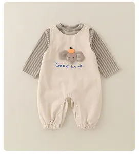 Detail der Baby-Kombi aus Baumwolle mit Elefanten-Stickerei und Druckknöpfen