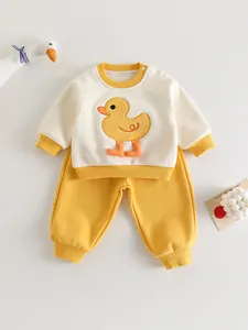 Completo neonato in cotone con ricamo papera gialla e pantaloni abbinati color crema