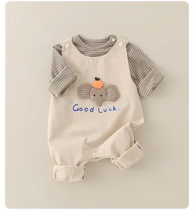 Detail eines Baby-Baumwollsets mit gestreiftem Oberteil und süßer 3D-Elefanten-Applikation