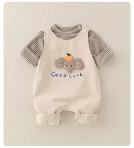 Baby-Baumwoll-Set im Detail mit Elefanten-Stickerei und Good Luck Schriftzug