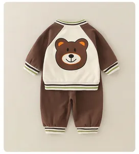 Completo neonato in cotone con stampa orso e polsini a righe stile baseball in piano