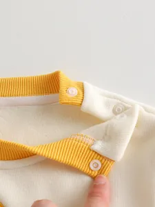 Felpa in cotone per neonati con colletto a costine giallo e bottoni sulla spalla