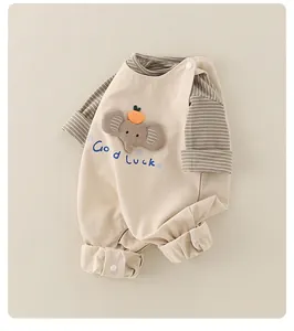 Baby-Strampler Detail mit Elefanten-Stickerei und Good Luck Aufdruck aus Baumwolle