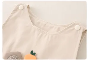 Detail einer Baby-Baumwollkleidung mit Druckknöpfen an der Schulter und Karotten-Applikation