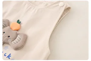 Details des Baby-Baumwoll-Stramplers mit Plüschelefanten-Patch und Schulterknopfverschluss
