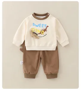Detail von Baby-Baumwoll-Sweatshirt-Set mit 3D-Dinosaurier-Anhänger und Dino-Aufdruck
