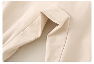 Nahaufnahme von beigefarbenem Twill-Baumwollstoff und feinen Nähten für Kinderbekleidung