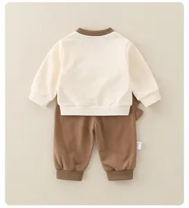 Detailansicht der Baumwoll-Kleinkinderbekleidung mit Rippbündchen und Pflegeetikett
