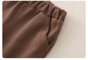Dettaglio dei pantaloni in cotone per neonato con elastico in vita e trama in maglia