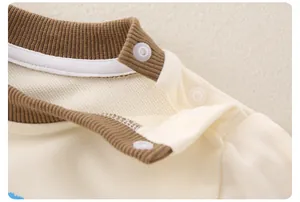 Detail von Baby-Baumwoll-Sweatshirt mit geripptem Ausschnitt und Druckknöpfen an der Schulter
