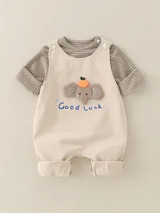 Baby-Zweiteiler bestehend aus beiger Elefanten-Latzhose und gestreiftem Langarmshirt