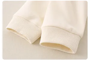 Detail der weichen cremefarbenen Baumwoll-Rippbündchen an einem Kinder-Sweatshirt