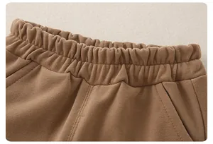 Detailansicht der karamellbraunen Kinderhose mit elastischem Bund und dickem Baumwollstrickstoff
